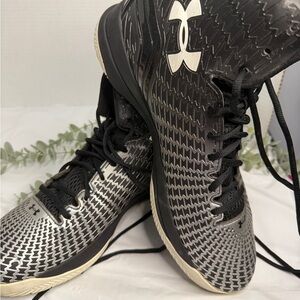 Under Armour ClutchFit Drive Mid Basketball Shoes Size US12